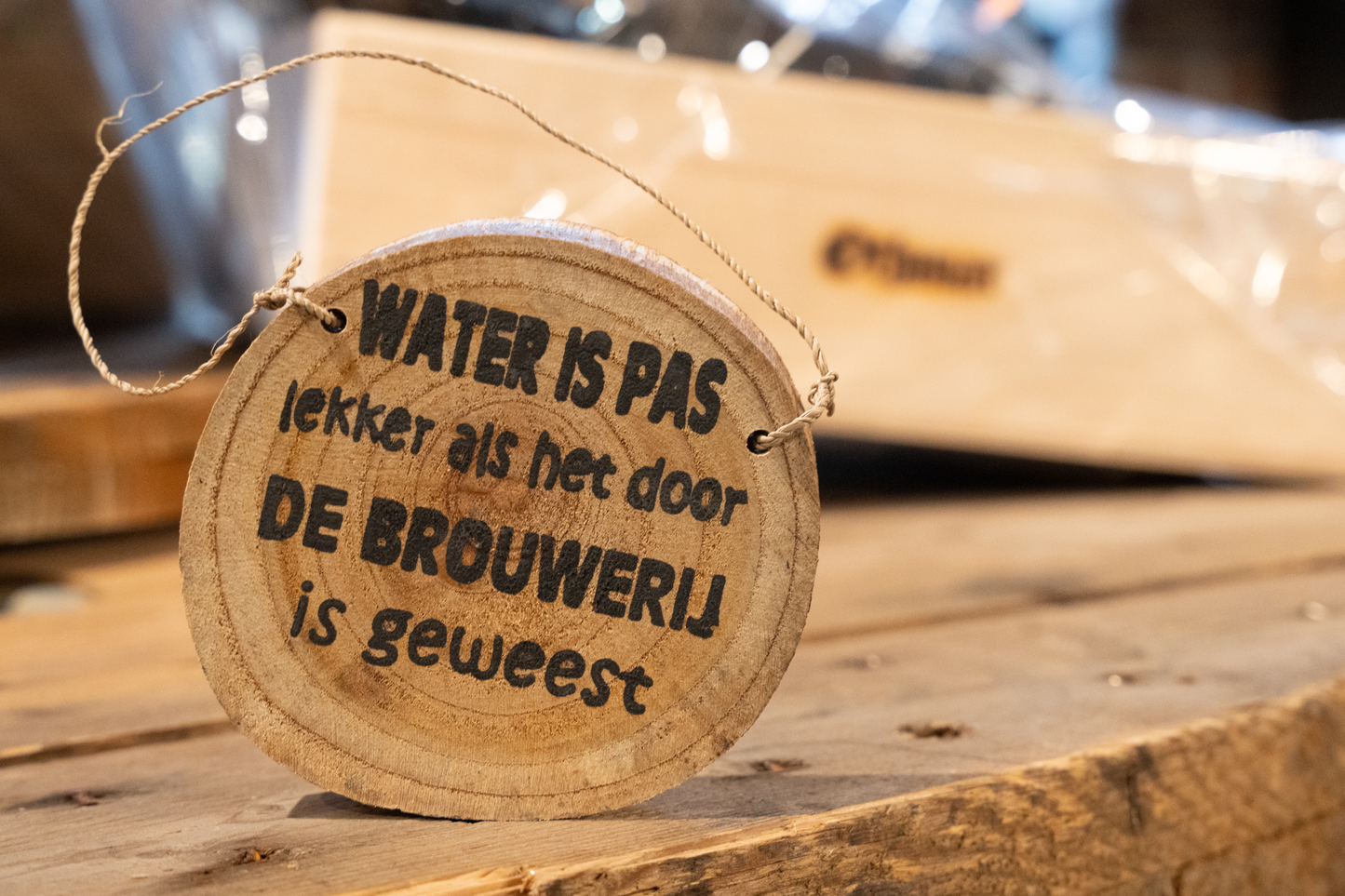 Houten bordje 'Water is pas lekker als het door de brouwerij is geweest'